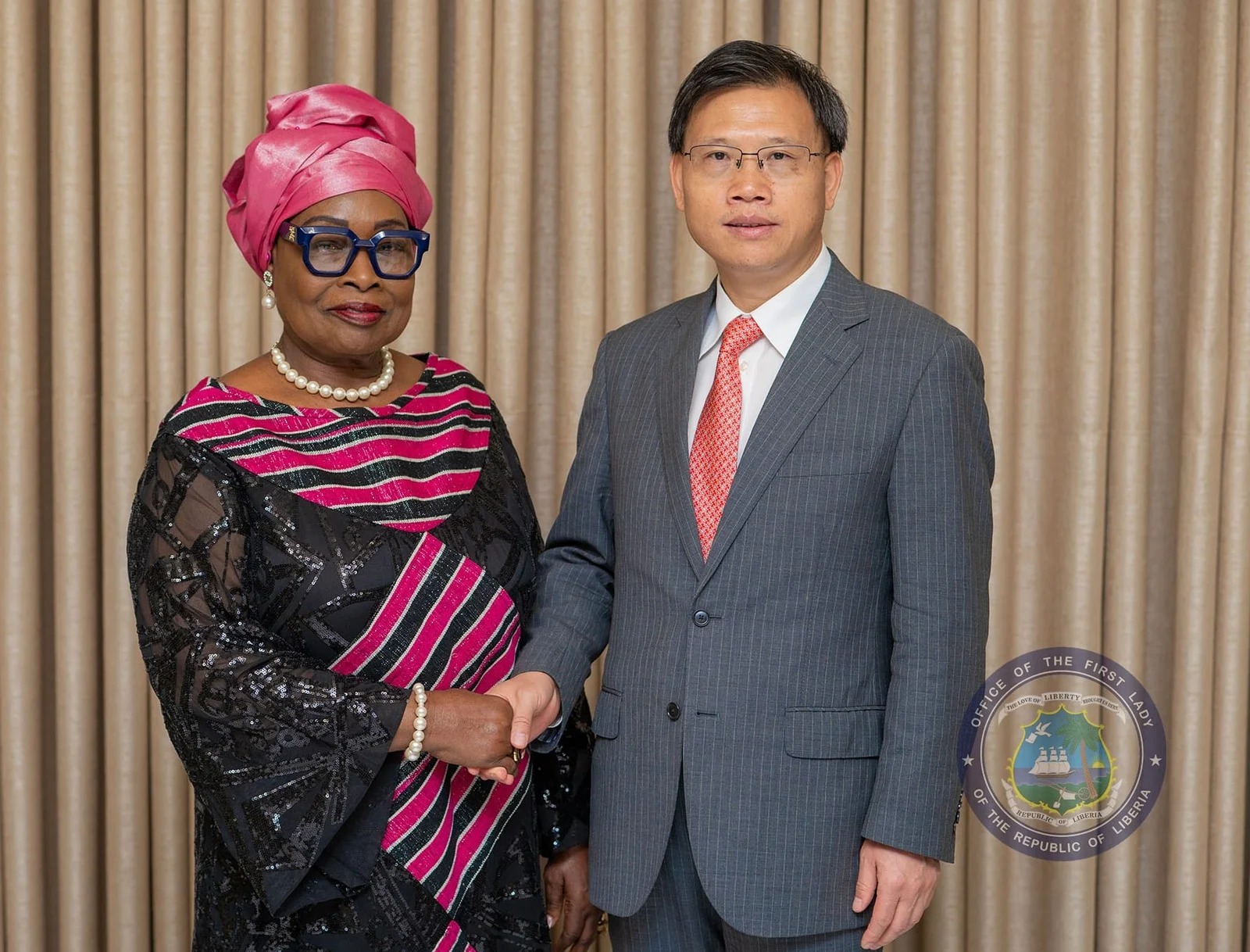 A formal handshake between two officials at an official engagement.